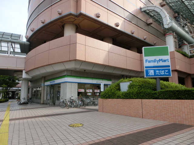 コンビ二：ﾌｧﾐﾘｰﾏｰﾄ 浜松ｱｸﾄｼﾃｨ店　732m