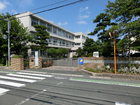 中学校：浜松市立蜆塚中学校　664m　近隣