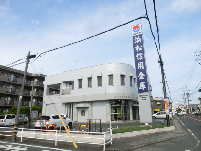 銀行：浜松信用金庫三和支店　446m