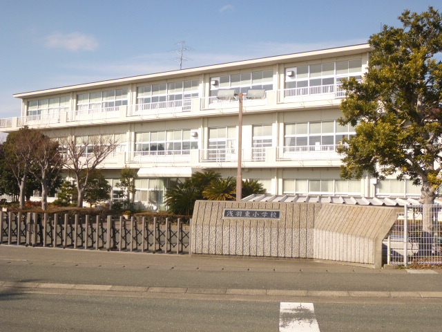 小学校：袋井市立浅羽東小学校　1979m