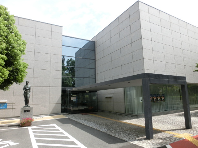 図書館：浜松市立中央図書館　255m