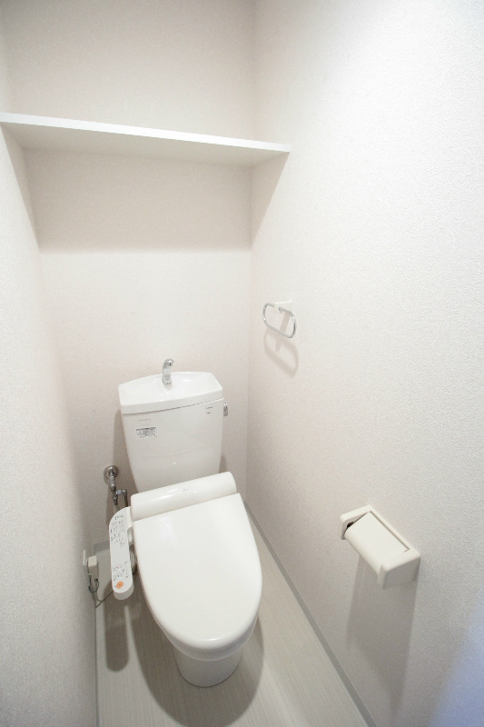 トイレには快適な温水洗浄便座付