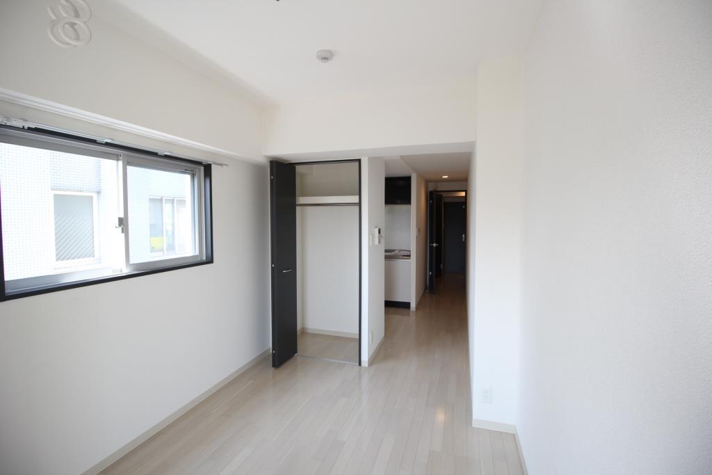 東向き洋室9.8帖/落ちついた雰囲気のベッドルームです。