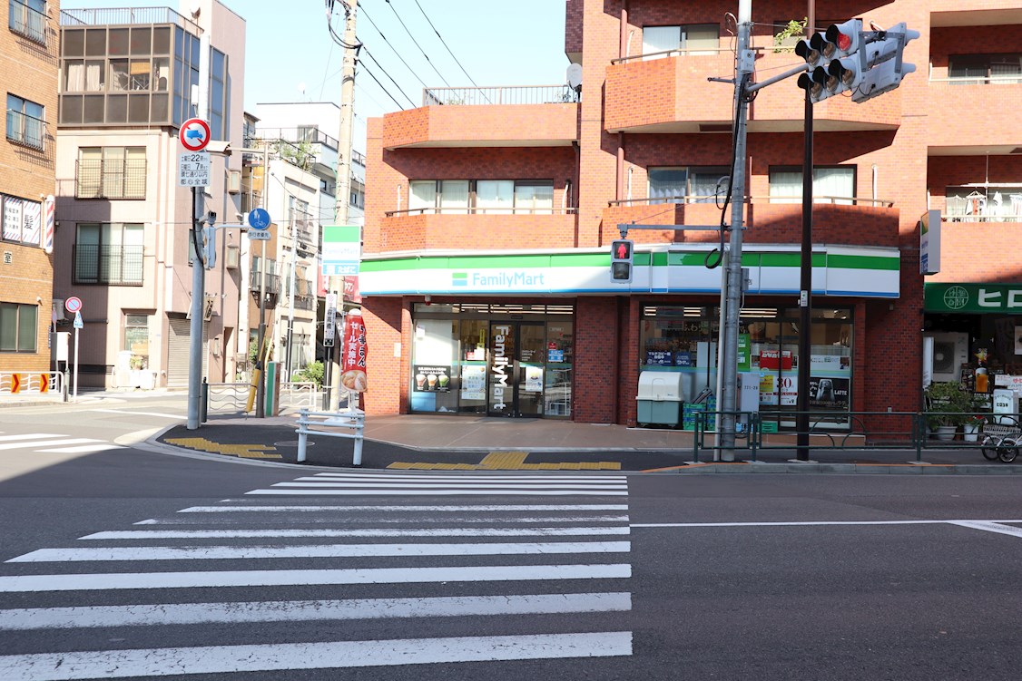 コンビ二：ﾌｧﾐﾘｰﾏｰﾄ 江東冬木店　148m