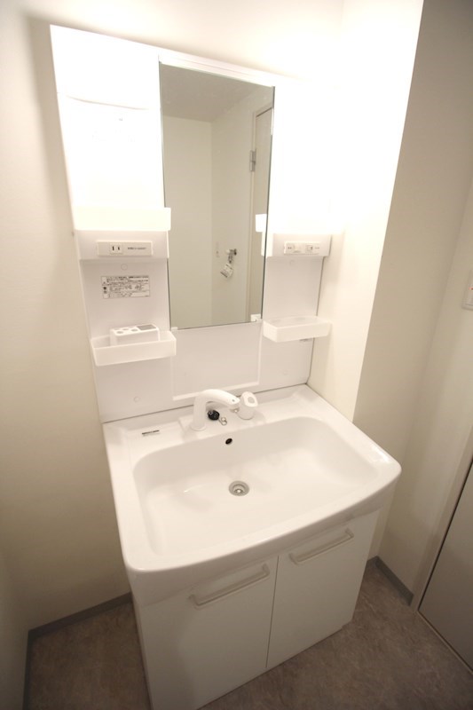独立洗面台　シャンプードレッサー　収納あり