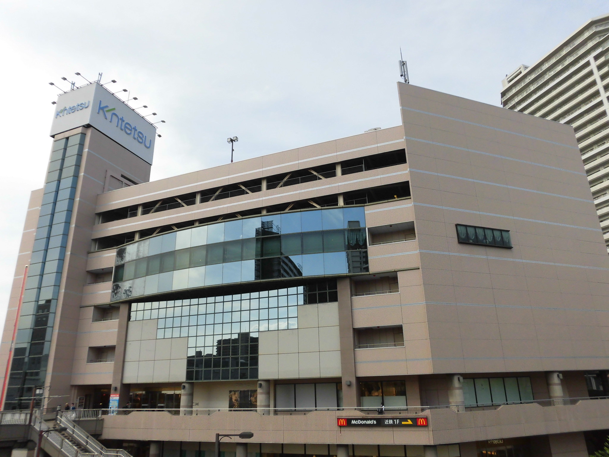 ショッピング施設：近鉄百貨店 草津店　2330m
