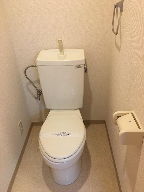 トイレにコンセントもあるので温水洗浄暖房便座も取付可能です。