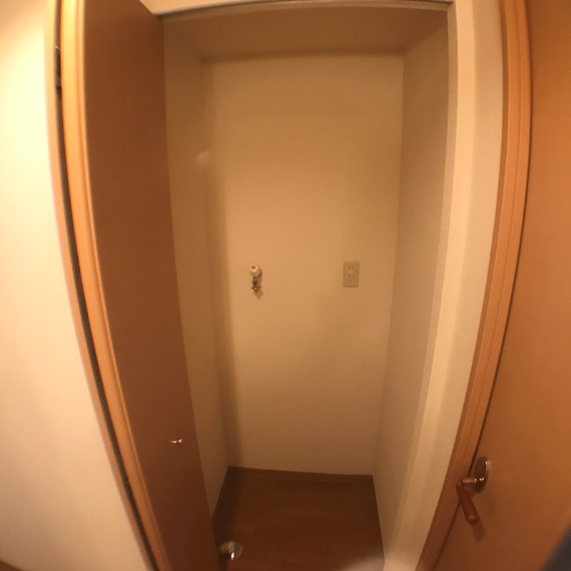 1F扉付き洗濯機置き場