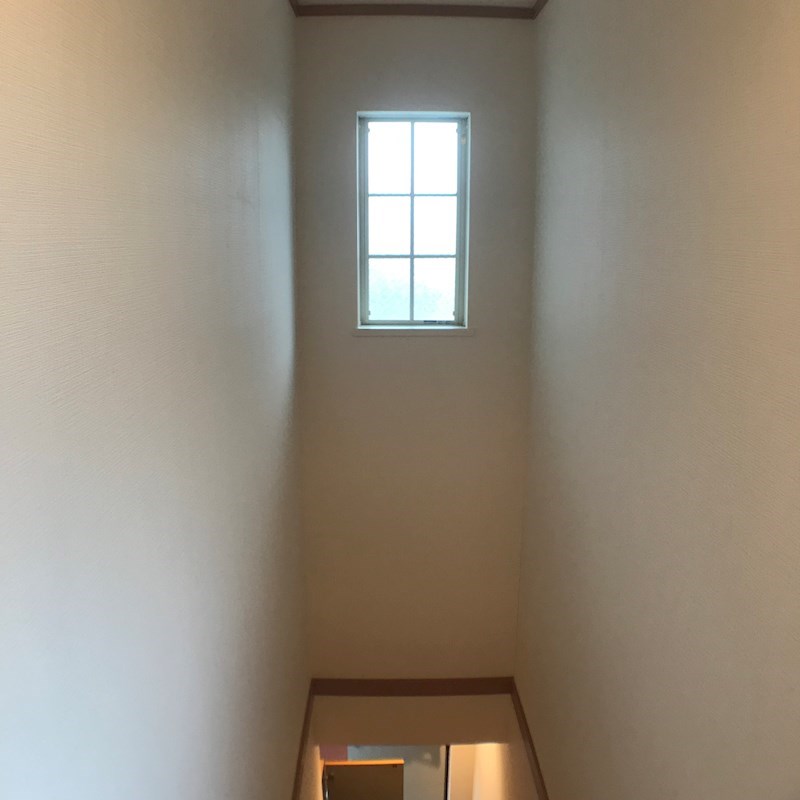 階段上部には陽射しを取り込むように窓を設置しております。