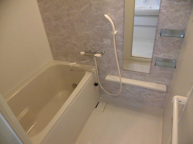 浴室は循環式追い焚き機能付き、浴室乾燥機もついてます