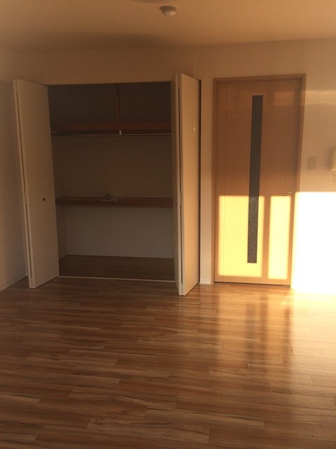 大きなクローゼットがついた明るいお部屋