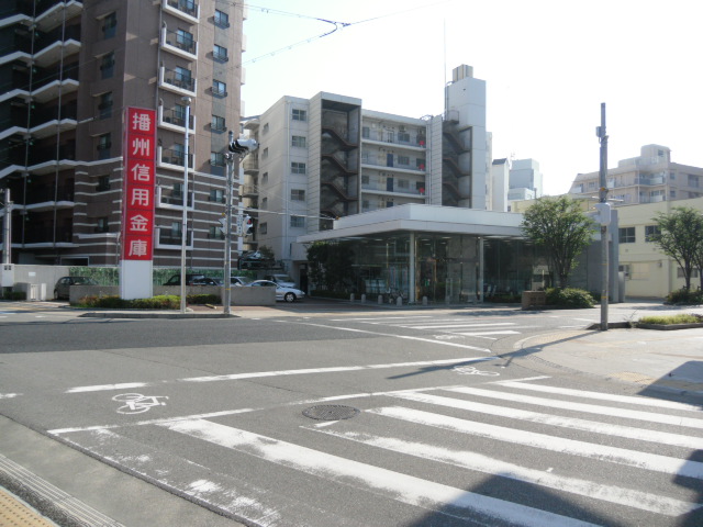 銀行：播州信用金庫西明石支店　2551m　望む