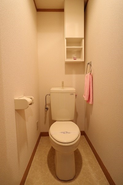 清潔感のあるトイレ。上部収納も便利です。