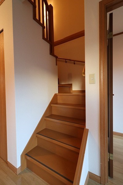 2階へと通じる階段。戸建て感覚が味わえます。