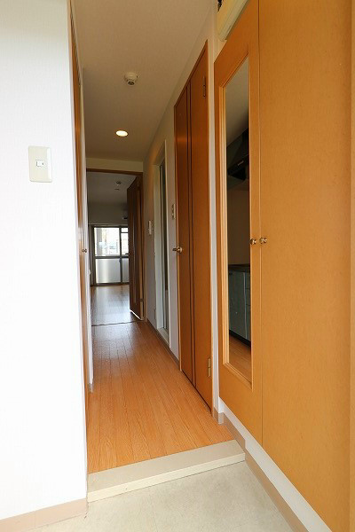 玄関には姿見付の大きなシューズボックスが付いています。