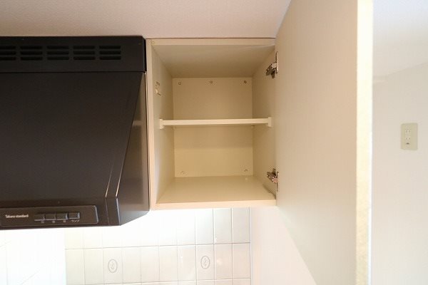 キッチン上部の扉付収納です。