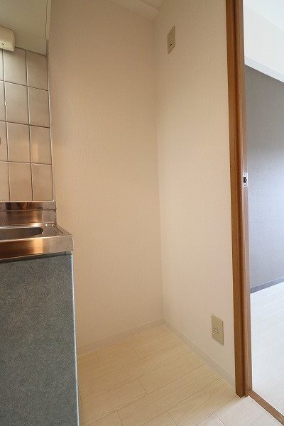 キッチン横の冷蔵庫スペースです。