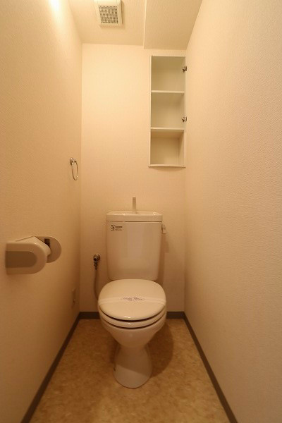 トイレ上部の小物棚が便利です。