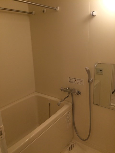 白を基調とした浴室です。