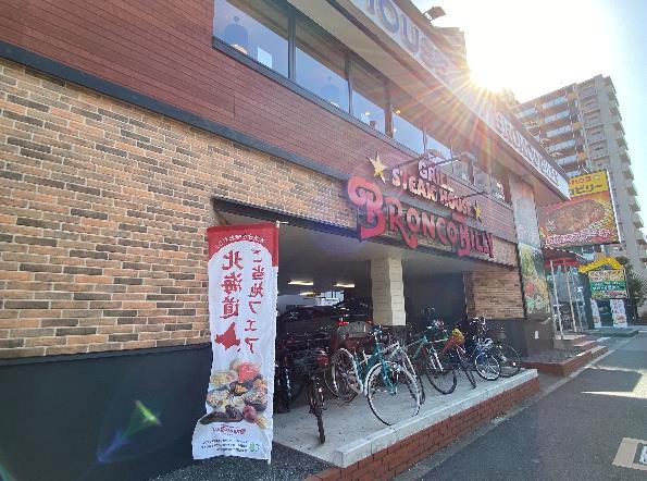 レストラン：ﾌﾞﾛﾝｺﾋﾞﾘｰ 新小岩店　883m