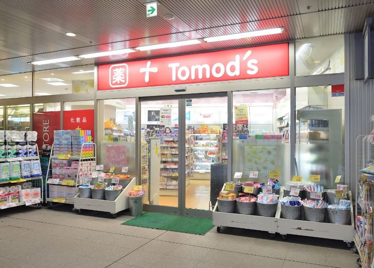 ドラッグストア：Tomo's(ﾄﾓｽﾞ) 白金ﾌﾟﾗｻﾞ店　700m