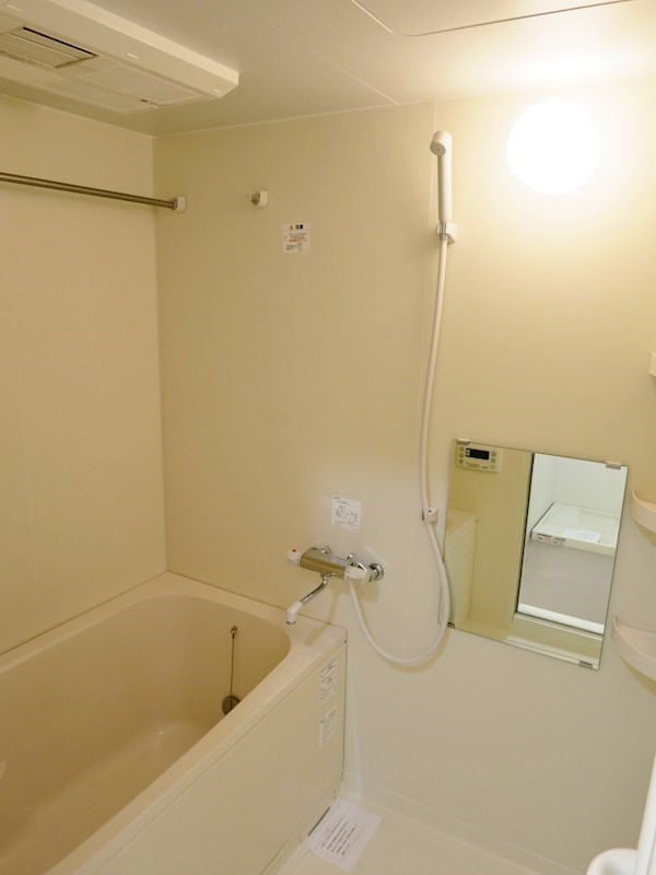 シンプルな白でまとめられた浴室。もちろん追い焚き、乾燥機付きです。