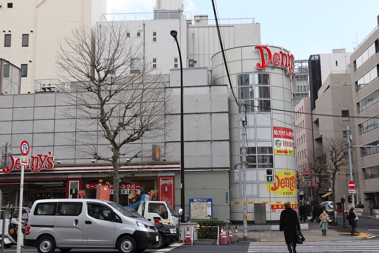 レストラン：ﾃﾞﾆｰｽﾞ 築地店　378m