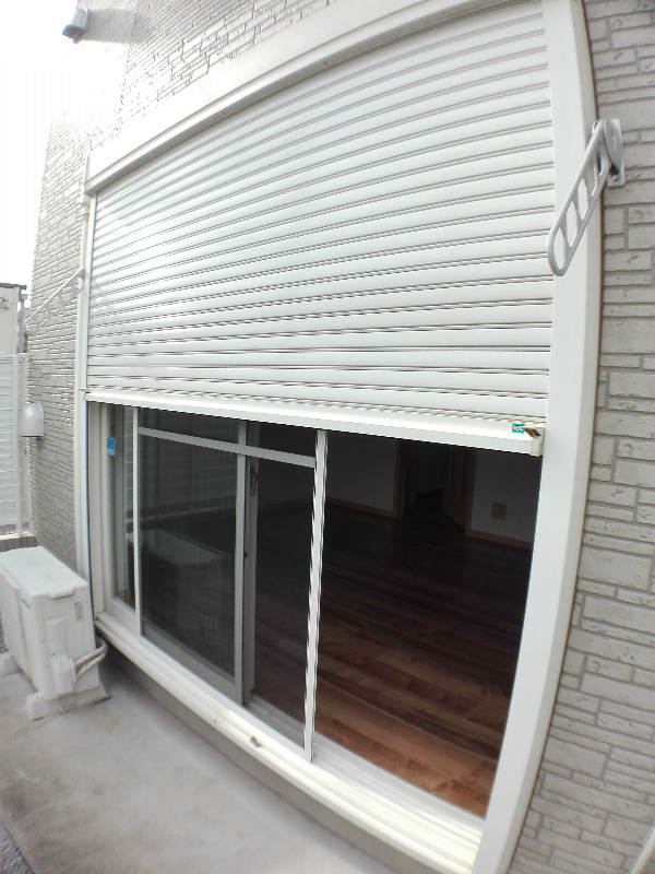 シャッター雨戸付で安心です。