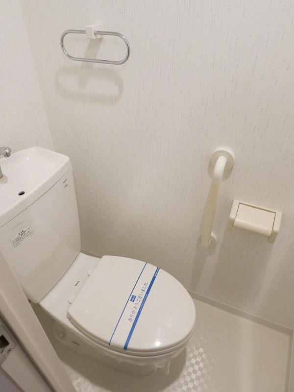 ホワイトを基調にした清潔感のあるトイレ