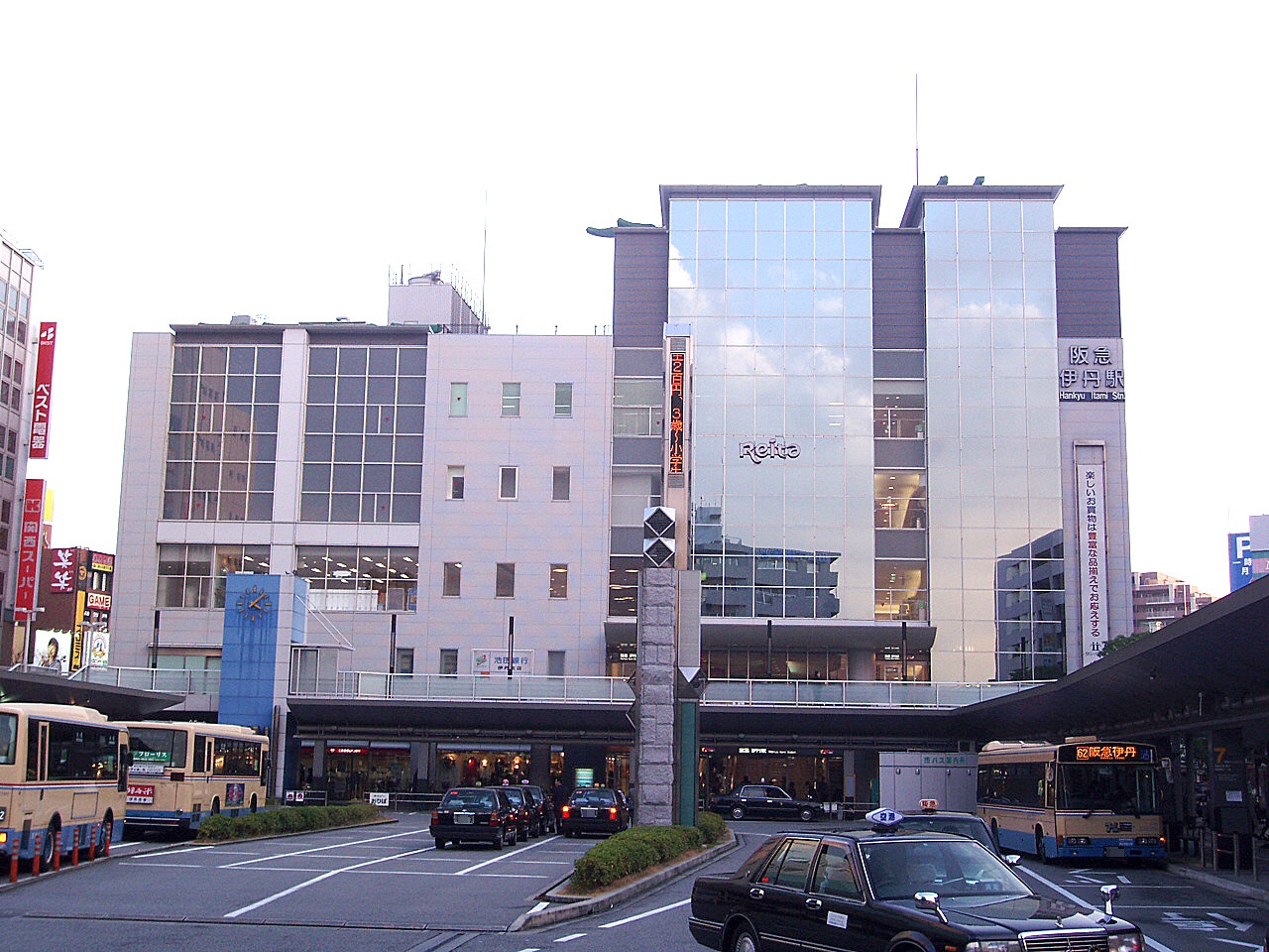 駅：阪急伊丹駅　833m