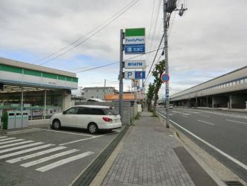 コンビ二：ﾌｧﾐﾘｰﾏｰﾄ 下坂部3丁目店　295m
