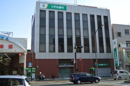 銀行：りそな銀行 尼崎支店　439m