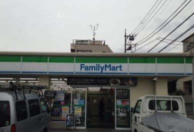 コンビ二：ﾌｧﾐﾘｰﾏｰﾄ 松原六丁目店　610m