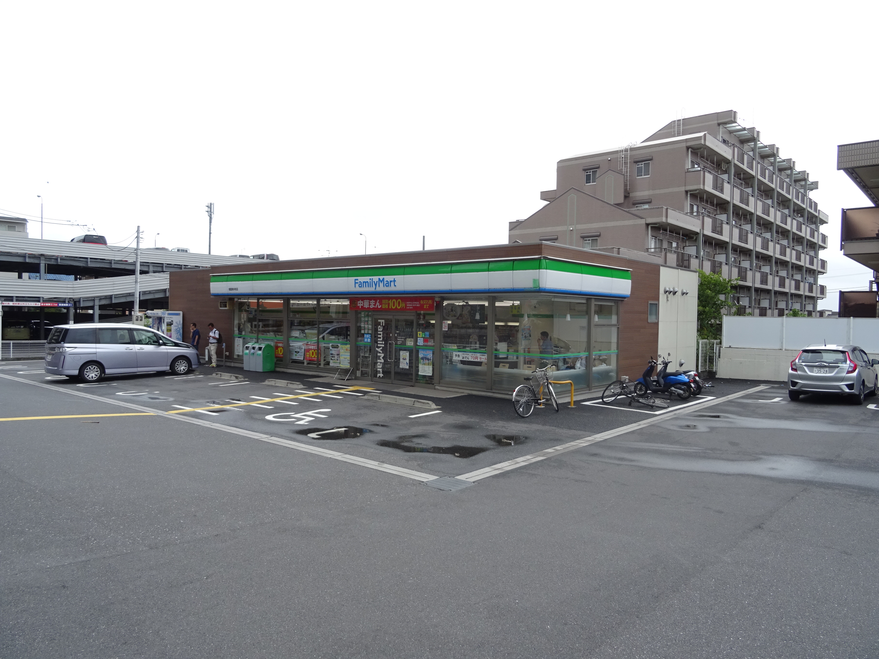 コンビ二：ファミリーマート　318m