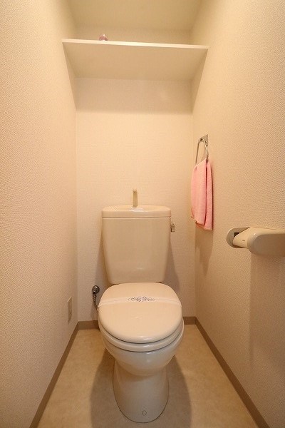 上部に収納棚あり。清潔感のあるトイレです。