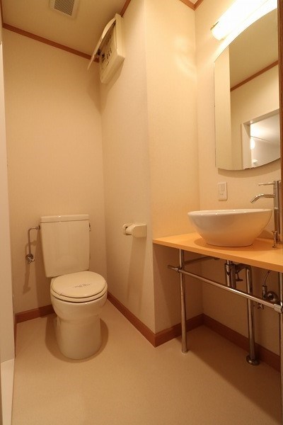 アメリカンセパレートでトイレと洗面化粧台は同じスペースにあります。