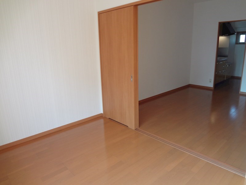 洋室のLDKは引き戸で仕切られます。