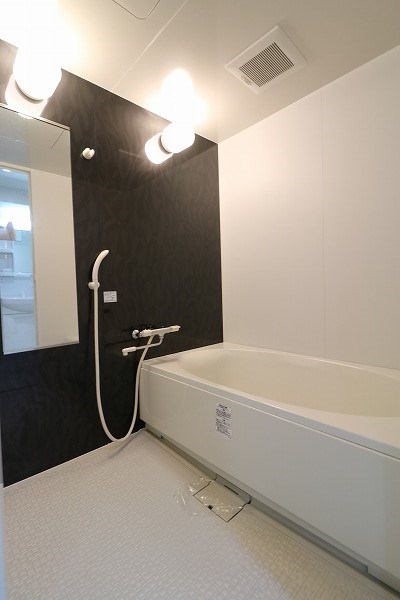 浴室1面にはアクセントパネルを採用！浴槽も広く、ゆったりとしたくうかんです！