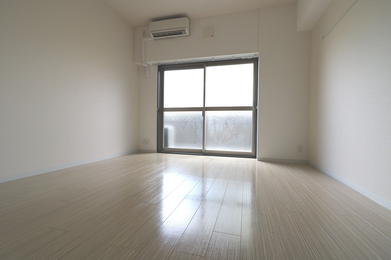1Kタイプ：洋室は設備としてエアコン1基設置済み！室内がホワイトカラーなのでお部屋が明るく感じます！