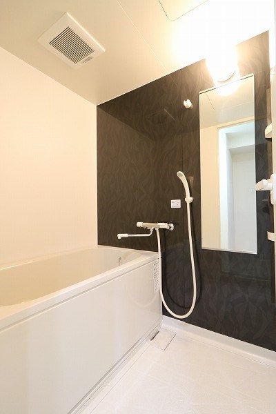 1Kタイプ：1面にはアクセントパネルを採用！縦長の鏡で見やすくお洒落な浴室です！