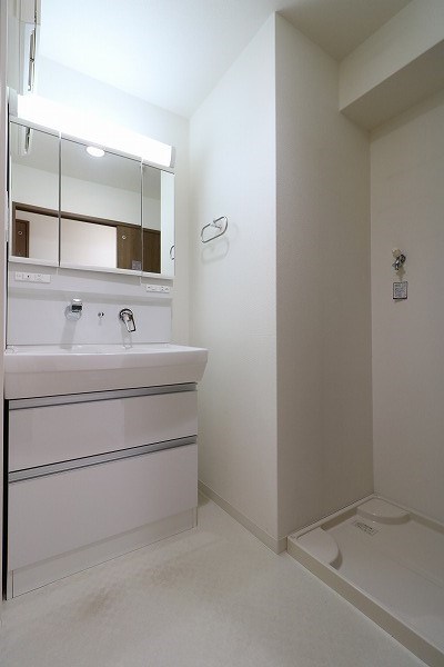 白を基調とした清潔感のある洗面所です。