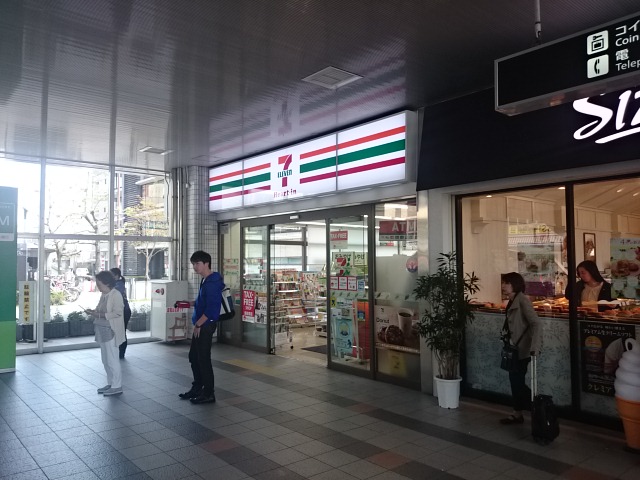 コンビ二：ｾﾌﾞﾝｲﾚﾌﾞﾝ ﾊｰﾄｲﾝJR二条駅東口店　221m　近隣