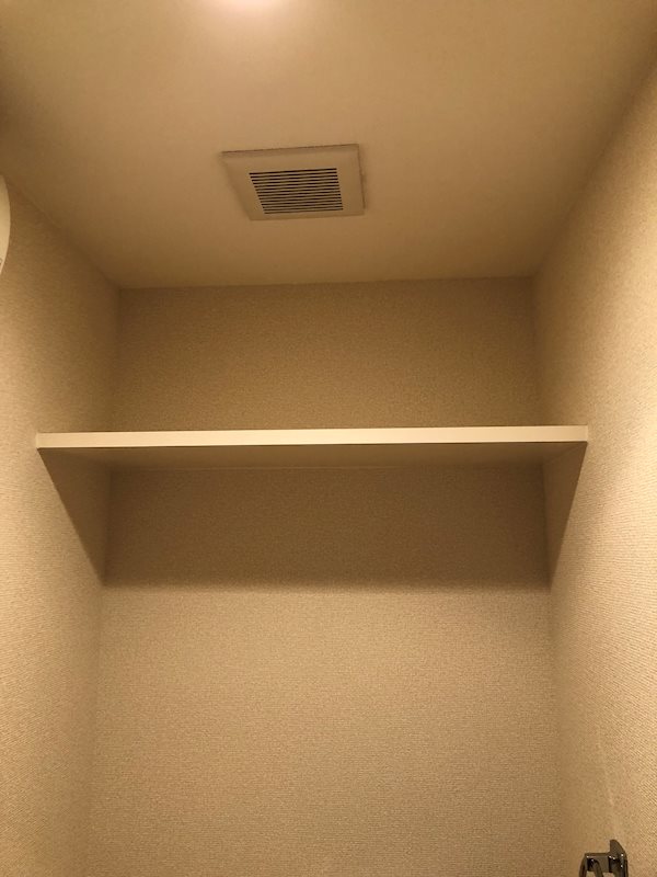 トイレ上部棚。トイレットペーパー保管庫に。