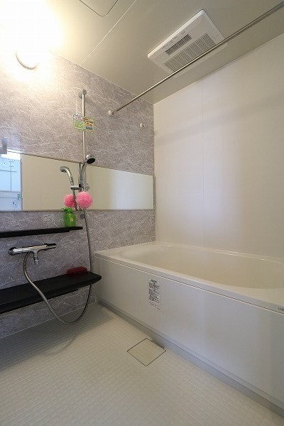 お風呂はゆったり1418サイズ。浴室乾燥機や循環式追焚機能付き。