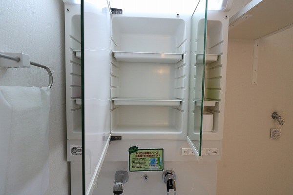 洗面台の鏡の裏は、全面収納スペース。
