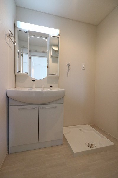 3面鏡付の独立面台、室内洗濯機置き場