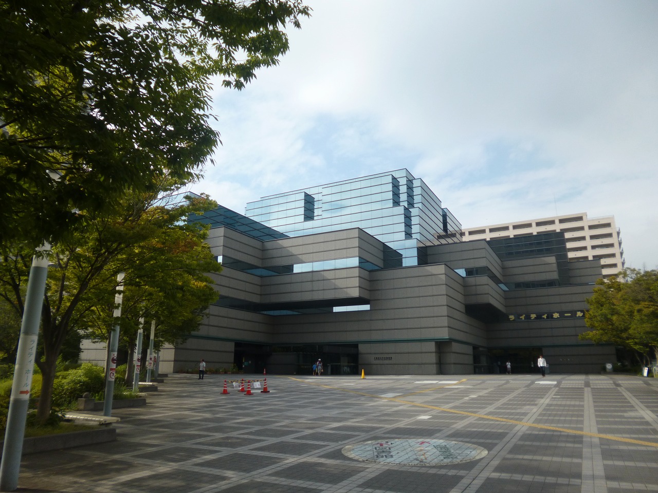 図書館：大阪府立中央図書館　786m