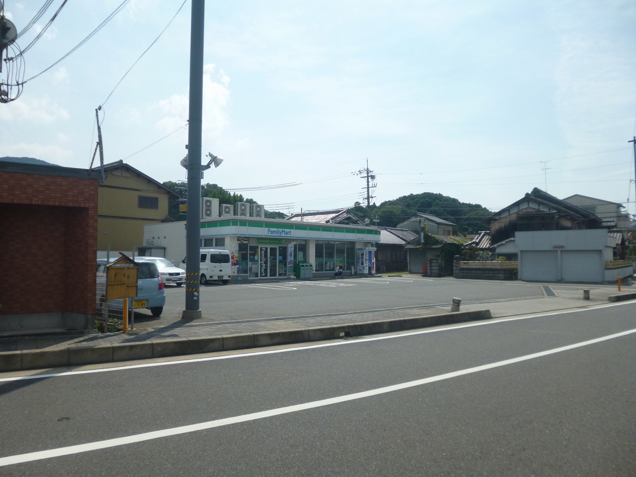 コンビ二：ﾌｧﾐﾘｰﾏｰﾄ 香芝二上駅前店　469m