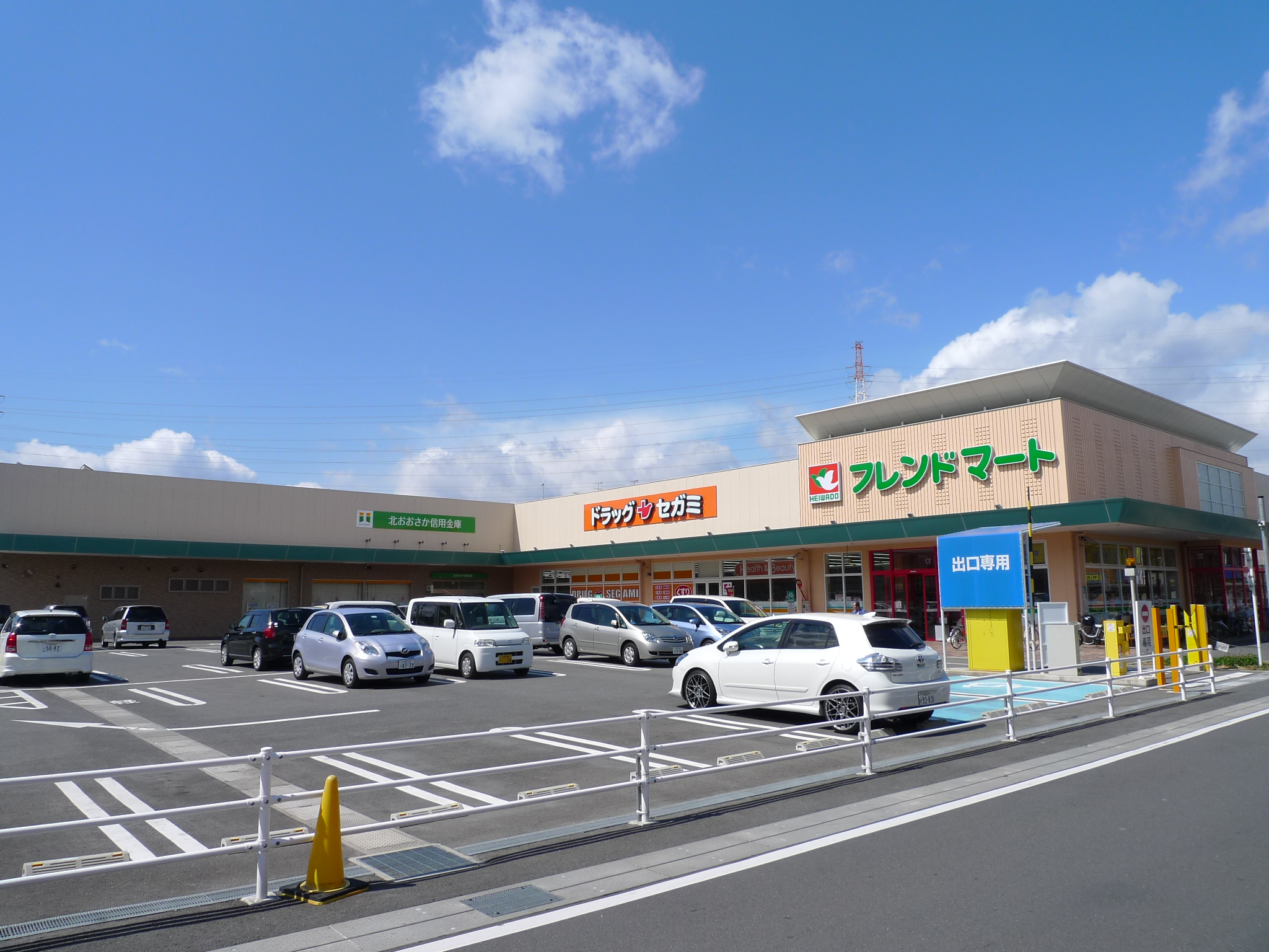 スーパー：平和堂ﾌﾚﾝﾄﾞﾏーﾄ 高槻川添店　150m