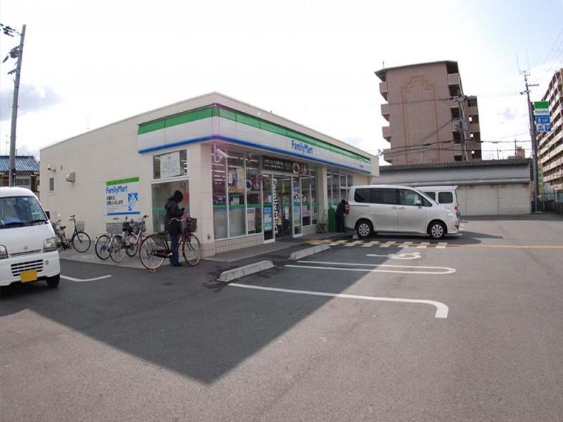 コンビ二：ﾌｧﾐﾘｰﾏｰﾄ 寝屋川寿町店　446m